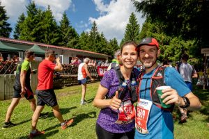 zwei läufer auf dem marathon